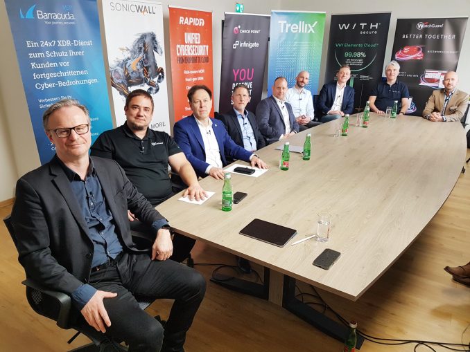 20250326 ITWELT Roundtable BOCK AUF SOC Christof Baumgartner (ITWelt.at), Timo Kirchem (WatchGuard) Klaus Gheri (Barracuda), Fabian Freundt (Sonicwall), Peter Aicher (Rapid7), Patrick Fetter (Check Point), Konstantin Berger (Trellix), Jürgen Reinhart (WithSecure) sowie Gastgeber Florian Jira (Infinigate). (c) timeline/Rudi Handl